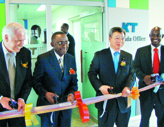지난 5월 열린 KT 르완다 사무소 개소식에서 르완다의 조셉리치(왼쪽부터) 개발부장관, 무렌지 과기부장관, 맹수호 KT 글로벌사업본부장, 누비토 통신청장이 테이프 커팅을 하고 있다. KT 제공