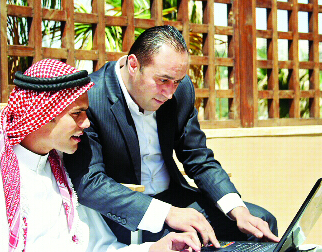 요르단 암만 시민들이 SK텔레콤과 쿨라콤이 지난 5월 상용화한 와이브로 서비스를 사용하고 있다. SK텔레콤 제공