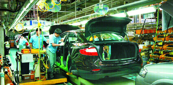 르노삼성 부산공장 생산라인에서 근로자들이 SM3 등 차량을 조립하고 있다. 르노삼성 제공