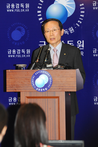 김종창 금융감독원장이 15일 중소기업 1차 신용위험 평가 결과를 발표하고 있다. 류재림기자 jawoolim@seoul.co.kr