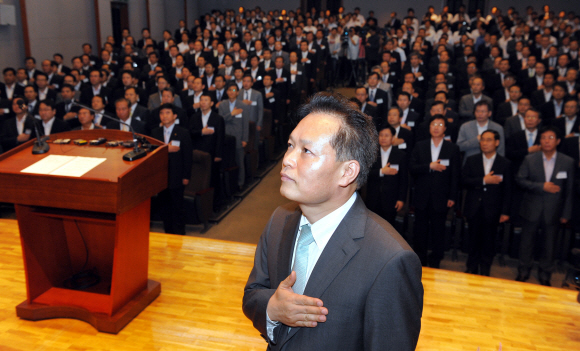 백용호 국세청장이 16일 오전 10시 서울 수송동 청사 대강당에서 열린 취임식에서 국기에 대한 경례를 하고 있다. 도준석기자 pado@seoul.co.kr