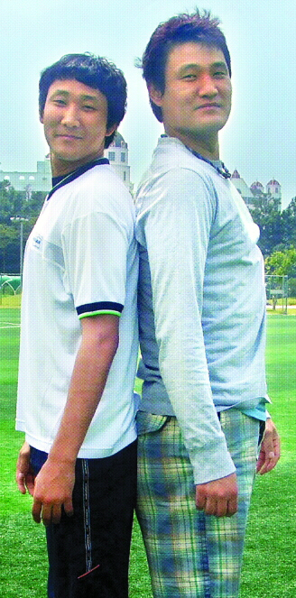 슈퍼리그가 열린 지난 2일 정읍국민체육관을 찾은 두산핸드볼팀의 윤경신(오른쪽)·경민 형제가 키재기를 하듯 등을 맞대고 미소짓고 있다.