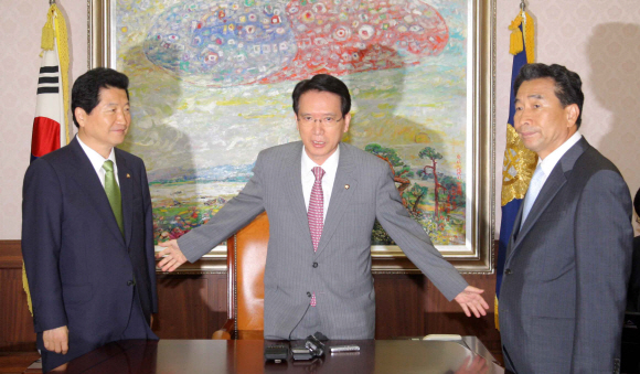 김형오(가운데) 국회의장은 16일 한나라당 안상수(왼쪽) 원내대표와 민주당 이강래 원내대표에게 본회의장 점거 농성을 풀 것을 요청했다. 김 의장은 오는 31일까지 본회의에서 미디어법을 표결처리한다는 전제하에 회기를 연장해줄 것을 제안했으나 이 원내대표는 제안을 거부했다. 안주영기자 jya@seoul.co.kr