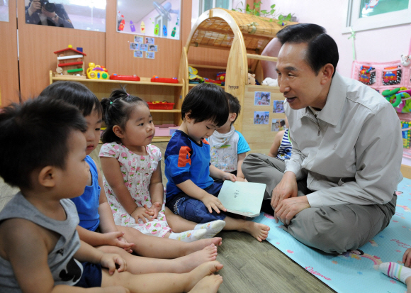 이명박 대통령이 16일 친(親) 서민 행보의 일환으로 서울 관악구 신사동에 있는 보육시설 ‘하나 어린이집’을 찾아 어린이들과 이야기를 나누는 등 보육교사 활동을 체험하고 있다.  최해국 기자 seaworld@seoul.co.kr