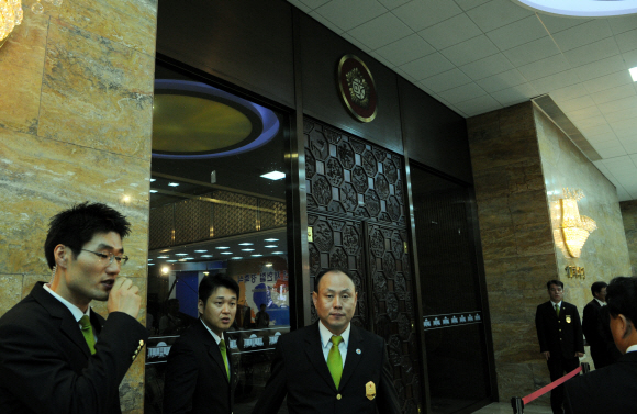 17일 국회 중앙홀에서 제헌절 기념식이 열리는 동안 국회 직원들이 본회의장 출입문을 통제하고 있다. 이날 행사를 위해 본회의장에서 농성하던 한나라당과 민주당 의원들은 전날 밤 대부분 철수했다. 한나라당과 민주당은 이날 낮 12시까지는 2명씩, 18일 오전 10시까지는 3명씩만 남아 농성하기로 했다. 안주영기자 jya@seoul.co.kr
