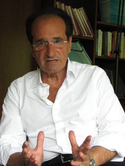 장폴 피투시 파리정치대학 교수가 3일(현지시간) 프랑스 파리의 사무실에서 현 경제위기의 전망에 대해 말하고 있다.