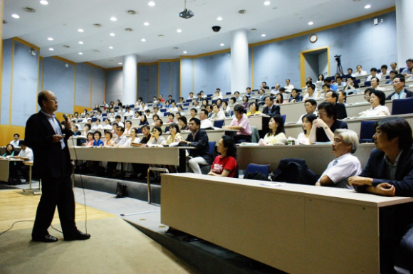 서울대 임현진 교수가 지난 10일 이 학교 멀티미디어동에서 열린 시민강좌에서 ‘세계 속 한국의 좌표는’이라는 주제로 수강생들에게 강의하고 있다. 서울대는 지난달 22일부터 17일까지 첫 시민교양강좌를 열고 대학과 지역의 지식 공동체를 시도했다. 서울대 제공