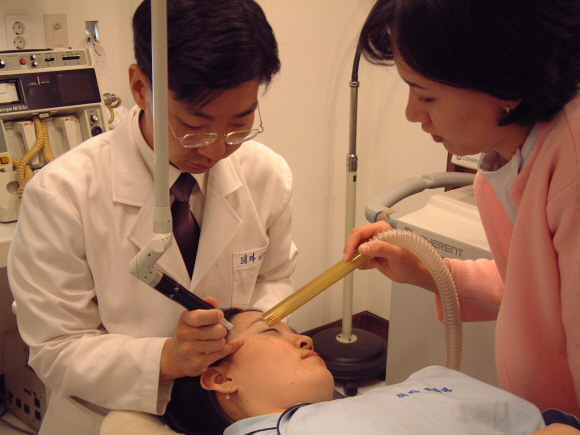 선탠은 여름 휴가의 상징처럼 여겨지지만 자칫 잘못하면 화상을 입거나 기미·주근깨를 만들며, 심하면 피부암까지 유발할 수 있어 조심해야 한다. 