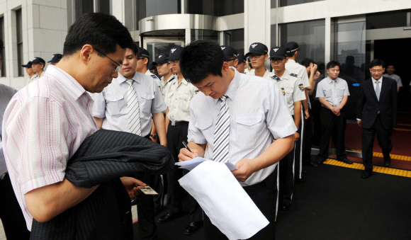 국회 출입제한조치 발동  국회 사무처는 19일 국회의원과 본관 상근 근무자, 출입기자를 제외하고는 국회 본관 출입을 제한하는 조치를 발동했다. 이에 따라 국회 직원(앞줄 오른쪽)이 신분증을 확인하고 있다.  안주영기자 jya@seoul.co.kr
