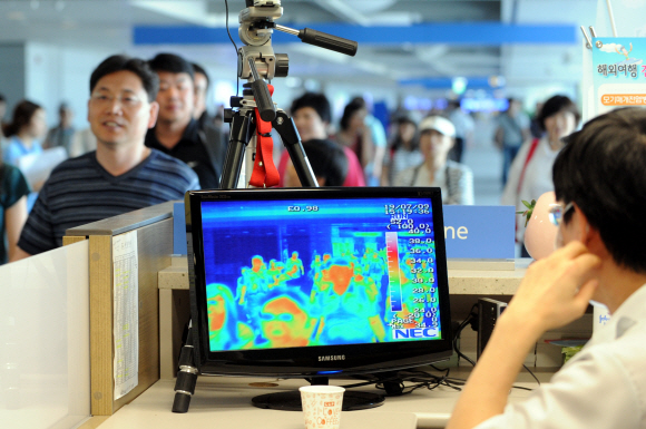 신종 인플루엔자에 감염된 환자수가 이번 주 1000명을 넘어설 것으로 예상되는 가운데 19일 인천공항 검색대에서 한 검역원이 적외선 열감지기를 통해 입국하는 승객들을 검사하고 있다. 김명국기자 daunso@seoul.co.kr