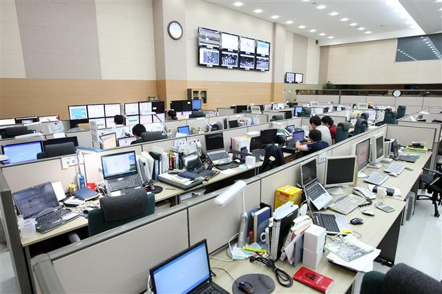 서울 목동 KT 인터넷데이터센터(IDC) 1층 종합관제실에서 KT 직원들이 분산서비스거부(DDoS) 공격 등을 방지하기 위해 인터넷을 24시간 모니터링하고 있다. KT 제공