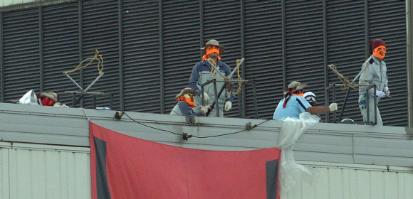 20일 오전 쌍용자동차 평택공장에서 농성 중인 노조원들이 퇴거명령 최고장을 전달하려는 법원집행관에 맞서 새총을 쏘며 저항하고 있다. 정연호기자 tpgod@seoul.co.kr