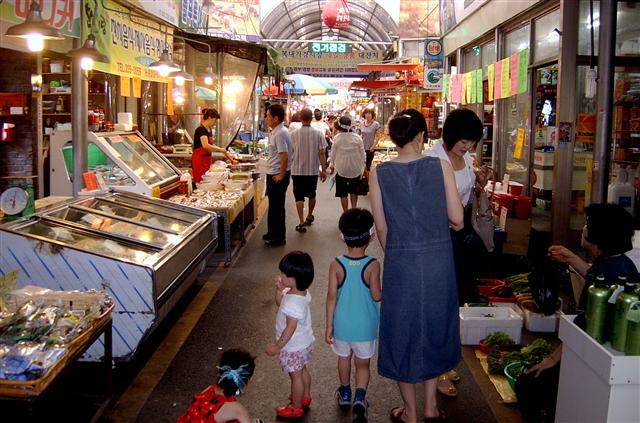재래시장 활성화를 위한 상품권이 시장 상인과 소비자들로부터 외면받고 있는 가운데 20일 오후 충북 청주시 복대가경시장을 찾은 소비자들이 물건을 고르고 있다.