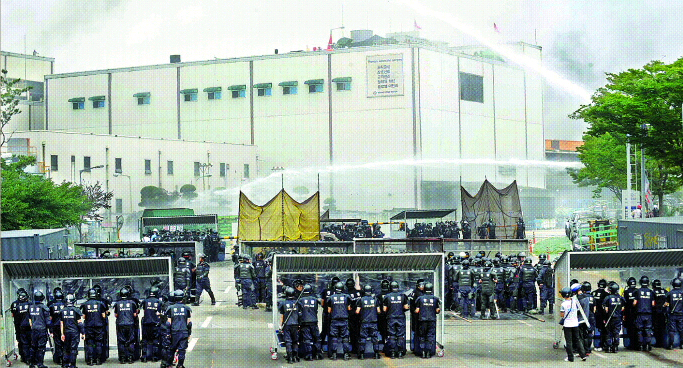 경찰이 쌍용자동차 평택공장에 대한 법원의 강제집행에 맞춰 20일 오전 경찰병력 일부를 공장 본관과 노조가 점거농성 중인 도장공장 주변으로 전진 배치하고 있다.  정연호기자 tpgod@seoul.co.kr
