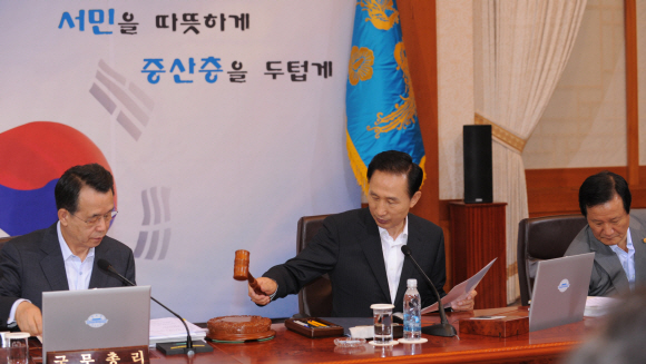 이명박(가운데) 대통령이 21일 청와대에서 열린 국무회의를 주재하고 있다. 이 대통령은 “물러날 때 물러나더라도 소신껏 일했으면 좋겠다.”고 개각을 시사하는 말을 했다. 왼쪽은 한승수 국무총리, 오른쪽은 윤증현 기획재정부 장관. 최해국기자 seaworld@seoul.co.kr