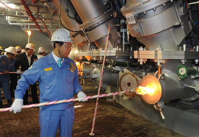 정준양 포스코회장이 광양 4고로에 불을 지피고 있다.  포스코 제공