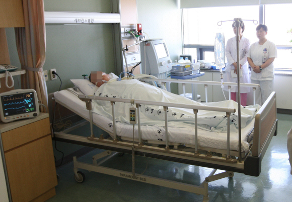 지난달 23일 연세대 세브란스병원에서 의료진이 지켜보는 가운데 존엄사가 시행되기 직전 김모 할머니의 모습이 언론에 공개됐다. 김 할머니는 호흡기를 뗀 지 한 달이 다 된 22일 생명에는 지장이 없는 상태다. 김명국기자 daunso@seoul.co.kr