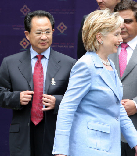 눈길도 안 주고…  힐러리 클린턴(오른쪽) 미국 국무장관이 23일 태국 푸껫 셰라턴호텔에서 열린 제16차 아세안지역안보포럼(ARF) 참석자들과의 사진촬영을 위해 북한 박근광(왼쪽) 순회대사 앞을 지나가고 있다. 박 대사의 표정이 밝지 않다. 푸껫(태국) 연합뉴스