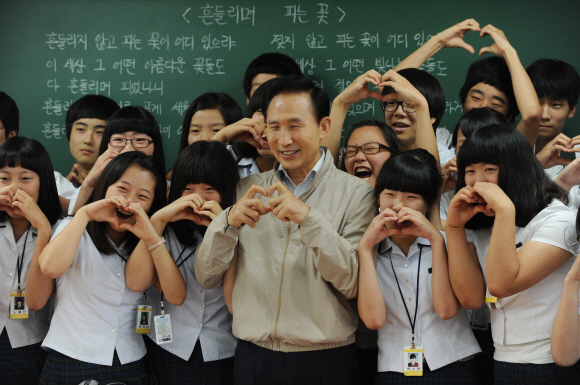 이명박 대통령이 24일 ‘농·산·어촌 기숙형 고교’로 지정된 충북 괴산군 괴산고등학교를 방문해 보충수업을 참관한 뒤 학생들과 기념촬영을 하고 있다. 괴산 최해국기자 seaworld@seoul.co.kr