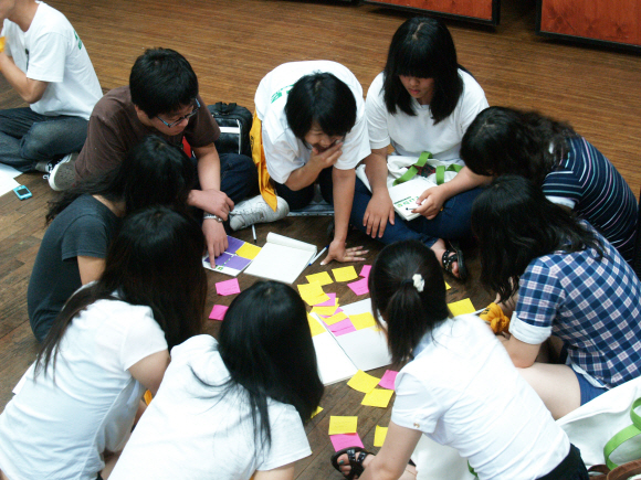 24일 서울 영등포동 7가 하자센터(서울시립 청소년직업체험센터)에서 열린 ‘2009 청소년 창의아이디어 캠프’에 참가한 전문계고 학생들이 서로의 불만을 털어놓은 뒤 함께 해결책을 찾아보고 있다.  하자센터 제공