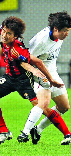 맨체스터 유나이티드의 박지성(오른쪽)이 24일 서울 월드컵경기장에서 열린 FC서울과의 경기에서 수비와 몸싸움을 벌여 공을 뺏어내고 있다. 손형준기자 boltagoo@seoul.co.kr