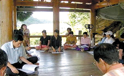 실버환경감시원이 지역민에게 쓰레기 종량제 봉투에 대해 설명하고 있다.  담양군 제공
