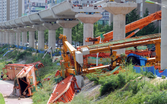26일 경기 의정부시 신곡2동 경전철 공사 현장에서 119구조대 등이 전날 붕괴된 상판 철골구조물 등을 해체하고 있다. 이 사고로 13명이 숨지거나 다쳤다. 정연호기자 tpgod@seoul.co.kr