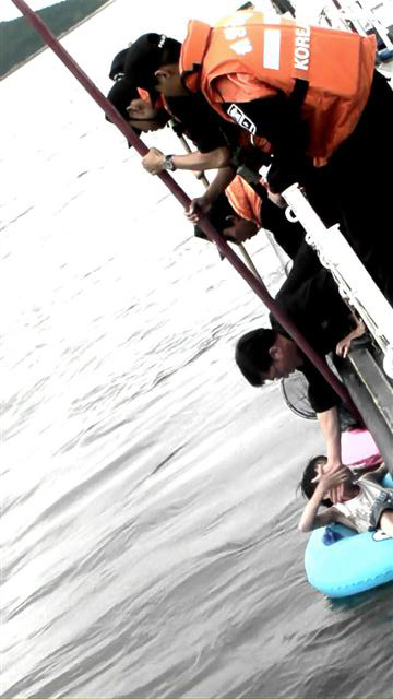 25일 마검포해수욕장에서 물놀이를 하다 떠내려가 20분가량 표류하던 전모양이 해경에 의해 구조되고 있다. 태안해양경찰서 제공