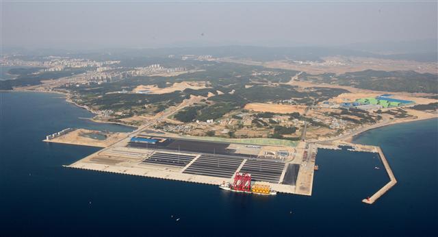 한국 근대화의 견인차 역할을 했던 포항제철에 이은 ‘제2의 영일만 기적’을 목표로 다음달 개항하는 영일만항의 전경.  포항시 제공