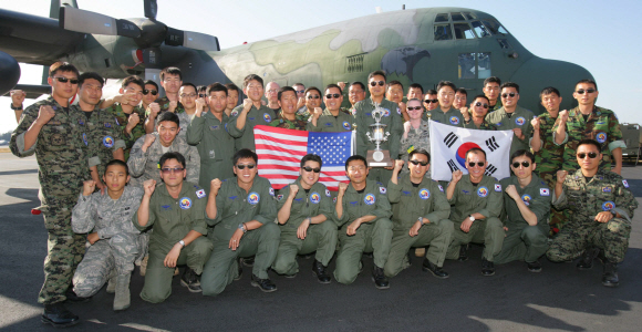 ‘로데오 2009’ 대회에서 최우수 외국팀상을 수상한 공군 요원들이 미국 워싱턴주 매코드 공군기지에서 파이팅을 외치고 있다.  공군 제공
