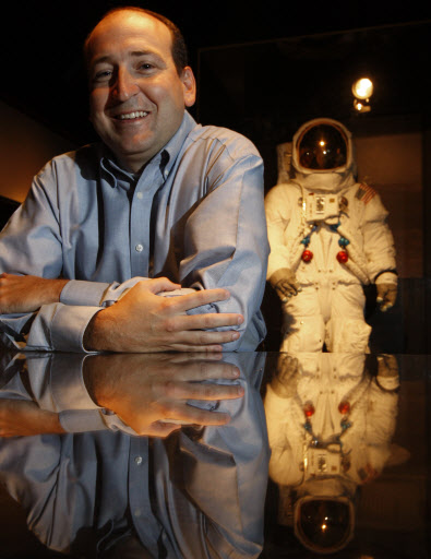 Neil Armstrong, 38,  of Symmes Township Ohio poses at the Cincinnati Museum Center with a replica of the original space suite that Neil Armstrong wore on the Apollo 11 mission Friday July 24, 2009. Neil Allen Armstrong of Symmes Township in suburban Cincinnati says he gets calls and packages constantly from autograph seekers, school kids and reporters. He tries to explain that he‘s not the same man as Neil Alden Armstrong of nearby Indian Hill, but some people don’t always believe him. AP/The Enquirer 연합뉴스