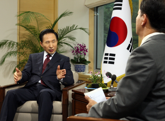 이명박 대통령이 27일 청와대에서 대담형식으로 방송된 라디오 및 인터넷 연설을 통해 특별사면과 사교육비 문제 등에 관한 입장을 밝히고 있다. 청와대 제공