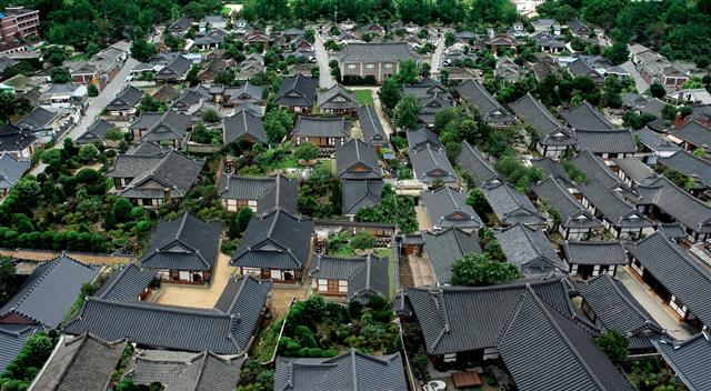 고즈넉한 전주 한옥마을 전경. 기와집 700여채가 즐비한 한옥마을은 타임머신을 타고 과거로 돌아간 듯한 느낌을 준다.  전북도 제공