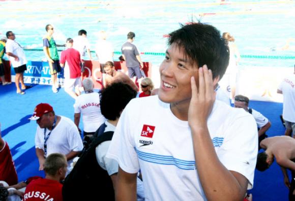 박태환이 27일 로마 세계수영선수권대회 남자 자유형 200m 예선을 전체 8위로 통과,28일 새벽 1시 준결에서 결선 진출을 다툰다.사진은 지난 25일 훈련을 마친 뒤 취재진과 담소하는 박태환.로마 연합뉴스