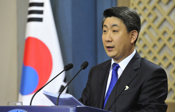 청와대 이동관 대변인이 28일 청와대 기자실(춘추관)에서 김준규 검찰총장 내정자와 정호열 공정거래위원장 내정자에 대한 발표를 하고 있다. 최해국기자 seaworld@seoul.co.kr