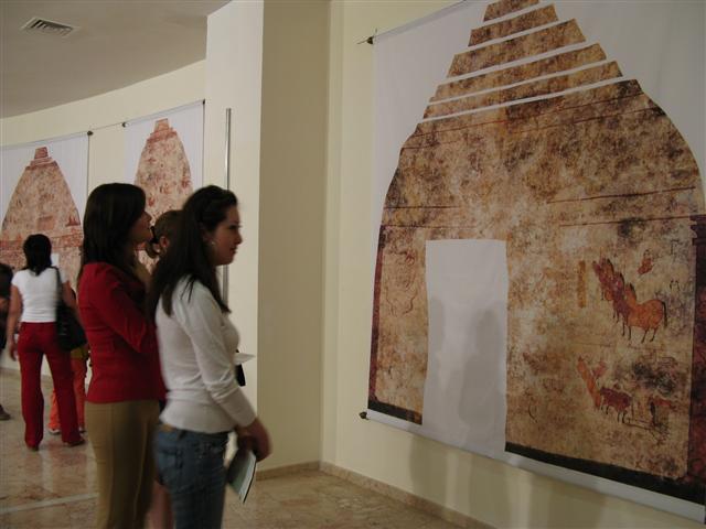 카자흐스탄 아스타나 대통령문화회관 박물관에서 지난 22일 개막한 고구려 고분벽화 전시회에서 관람객들이 북한 남포시 강서구역 덕흥동에 위치한 덕흥리벽화분의 널방 남벽 복원도를 감상하고 있다.