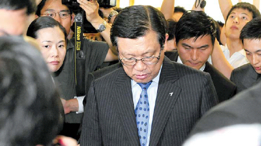 28일 서울 광화문 금호아시아나그룹 본사에서 박삼구 회장이 총수일가의 경영일선 동반 퇴진에 관한 기자회견을 마친 뒤 자리를 떠나고 있다.  손형준기자 boltagoo@seoul.co.kr