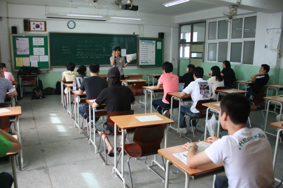 국가직 7급 필기시험에 응시한 수험생들이 지난 25일 고사장인 서울 양재고등학교에서 감독관으로부터 답안작성법 등 유의사항에 대한 설명을 듣고 있다. 이번 시험은 한국사가 특히 어렵게 출제돼 수험생들이 큰 어려움을 겪었다. 고시기획 제공