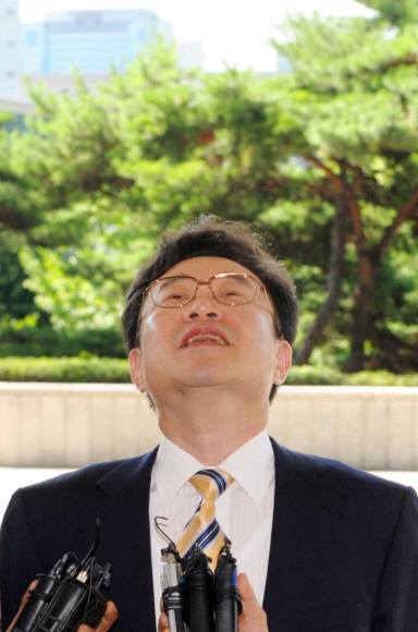 김준규 검찰총장 내정자가 29일 서울 서초동 서울고검 청사에 마련된 임시 사무실로 출근하던 중 감회가 새로운 듯 청사 위를 올려다보고 있다. 정연호기자 tpgod@seoul.co.kr