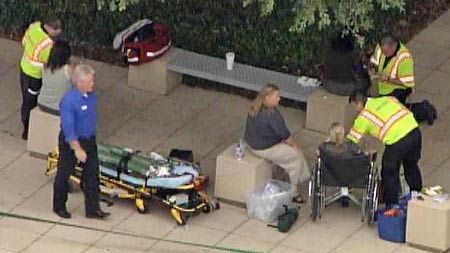 은행 직원 몇몇이 건물 바깥에서 치료를 받고 있다.WFAA-TV 홈페이지.