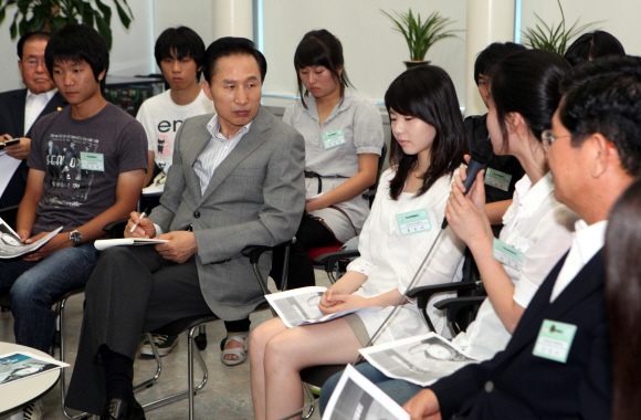 이명박 대통령이 30일 서울 상암동 대학교육협의회 사무실에서 열린 학자금 지원정책 현장 발표회에 참석해 한 학생의 질문을 듣고 있다. 최해국기자 seaworld@seoul.co.kr