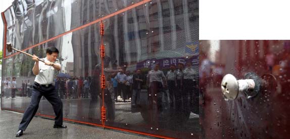 경찰청이 30일 시위방어를 위해 제작한 차벽차량 시연식에서 강희락 경찰청장이 해머로 차벽을 내려치며 성능을 시험해 보고 있다. 작은 사진은 시험 결과 차벽을 연결해 주는 볼트가 빠진 모습. 정연호기자 tpgod@seoul.co.kr