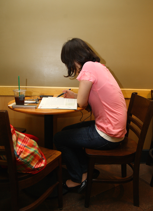 3일 오후 서울 무교동 커피전문점에서 한 여성이 책을 보며 공부를 하고 있다. 인터넷서울신문 김상인vj bowwow@seoul.co.kr