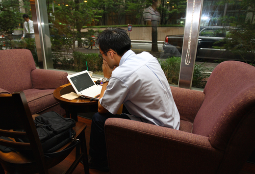 3일 오후 서울 무교동 커피전문점에서 한 남성이 넷북으로 업무를 보고 있다. 인터넷서울신문 김상인vj bowwow@seoul.co.kr