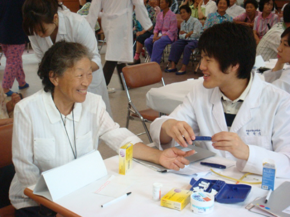 서울대와 이화여대 의대 연합동아리인 이울진료회 회원들이 2일 강원도 평창군 계촌복지회관에서 지역 노인들에게 진료 봉사활동을 하고 있다. 이울진료회 제공