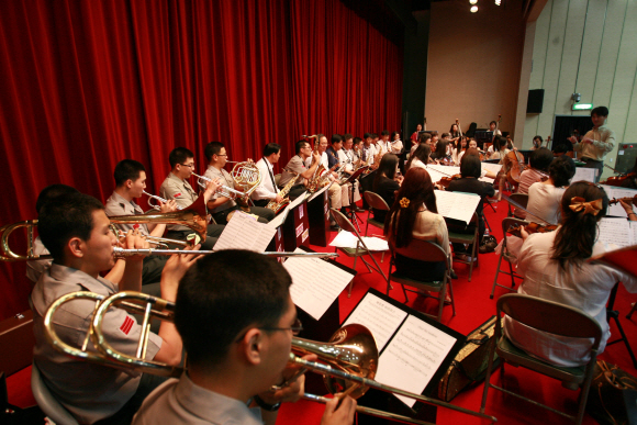 국방대 팝스 오케스트라 단원들이 지난 4월 국방대에서 방효복 전 총장 퇴임식 때 연주를 하는 모습. 국방대 제공