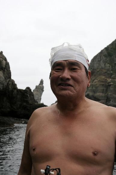 조오련씨가 지난해 7월29일 독립선언문에 서명한 민족대표 33인의 뜻을 기려 독도를 서른세 바퀴 돈 직후 만족스러운 표정을 짓고 있다. 서울신문 포토라이브러리