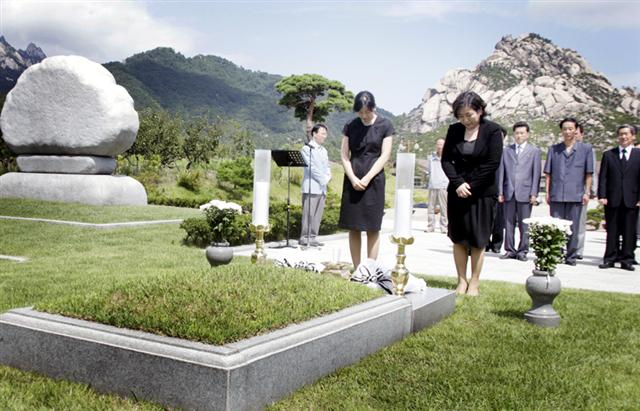 현정은(앞 오른쪽) 회장과 맏딸 정지이 전무가 조건식 현대아산 사장, 북측 명승지종합개발지도국 관계자 등이 참석한 가운데 금강산 온정각에 있는 정몽헌 전 회장의 추모비에 헌화한 뒤 고인을 기리고 있다. 현대아산 제공