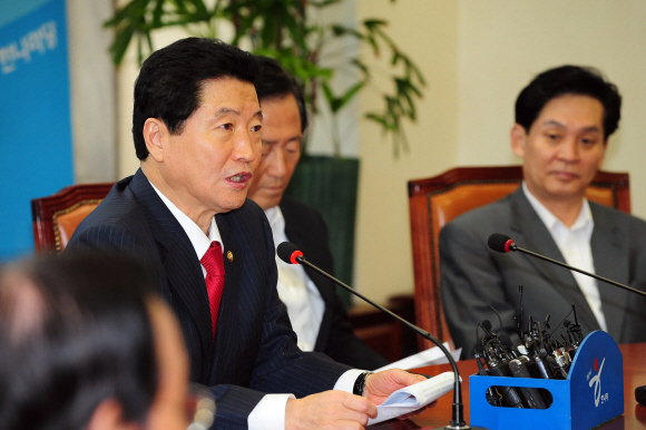 한나라당 안상수(왼쪽) 원내대표가 5일 최고위원·중진 연석회의에서 “이번 개각에서 적어도 한나라당 의원 3~4명을 입각시켜 정무적 판단을 보완하도록 해달라.”고 이명박 대통령에게 요청하고 있다. 이호정기자 hojeong@seoul.co.kr