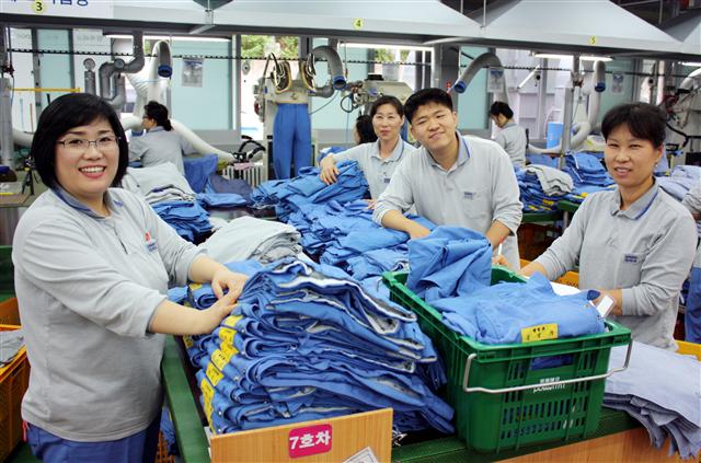5일 포스위드 작업장에서 김미애씨가 세탁물을 정리하며 활짝 웃고 있다.